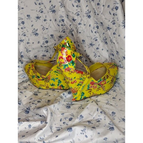 Breckelle's Yellow Wedge platform heels size 5.5 - Picture 3 of 6